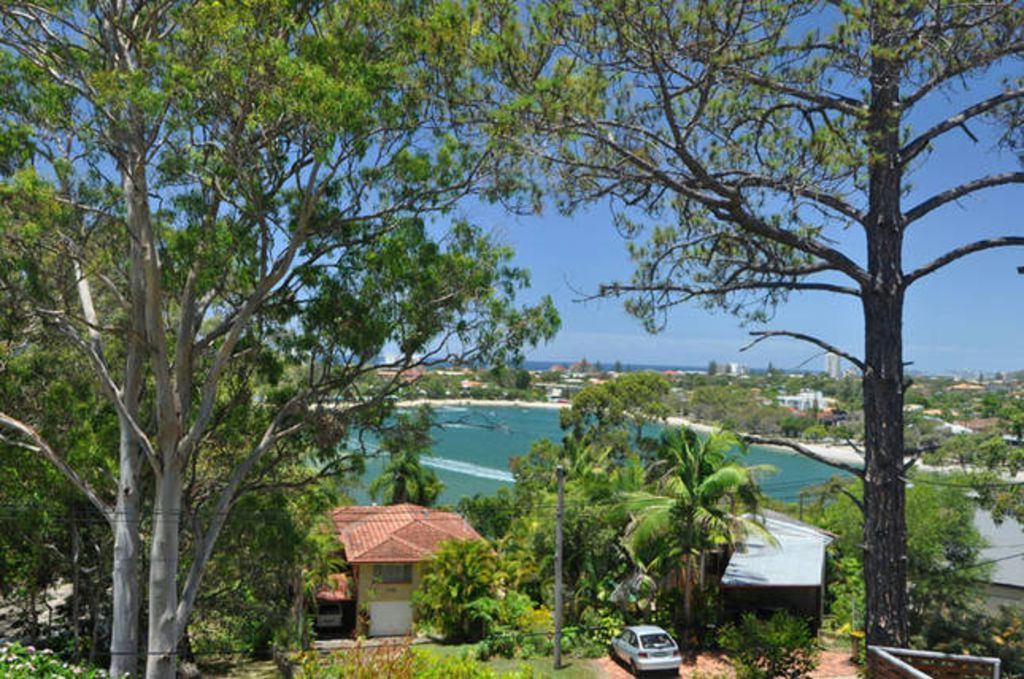 A House With a View and a Seabreeze - a Home in the Trees Where the Birds Sing!