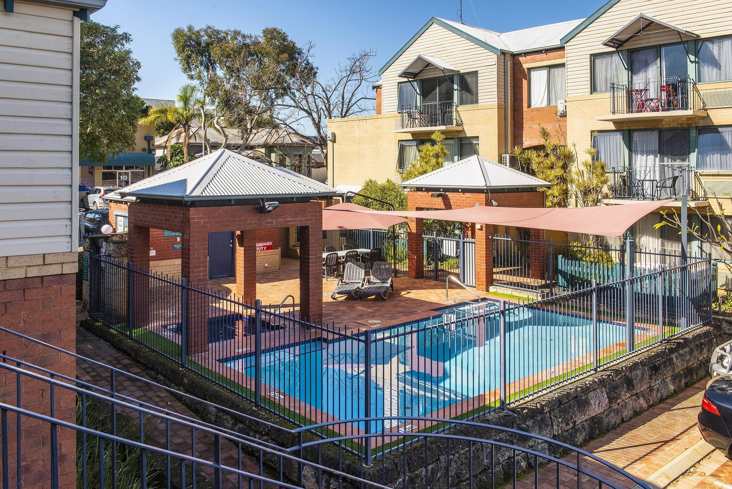 Subiaco Village With Pool, BBQ & spa - Free Parking and Wifi - two Bedroom