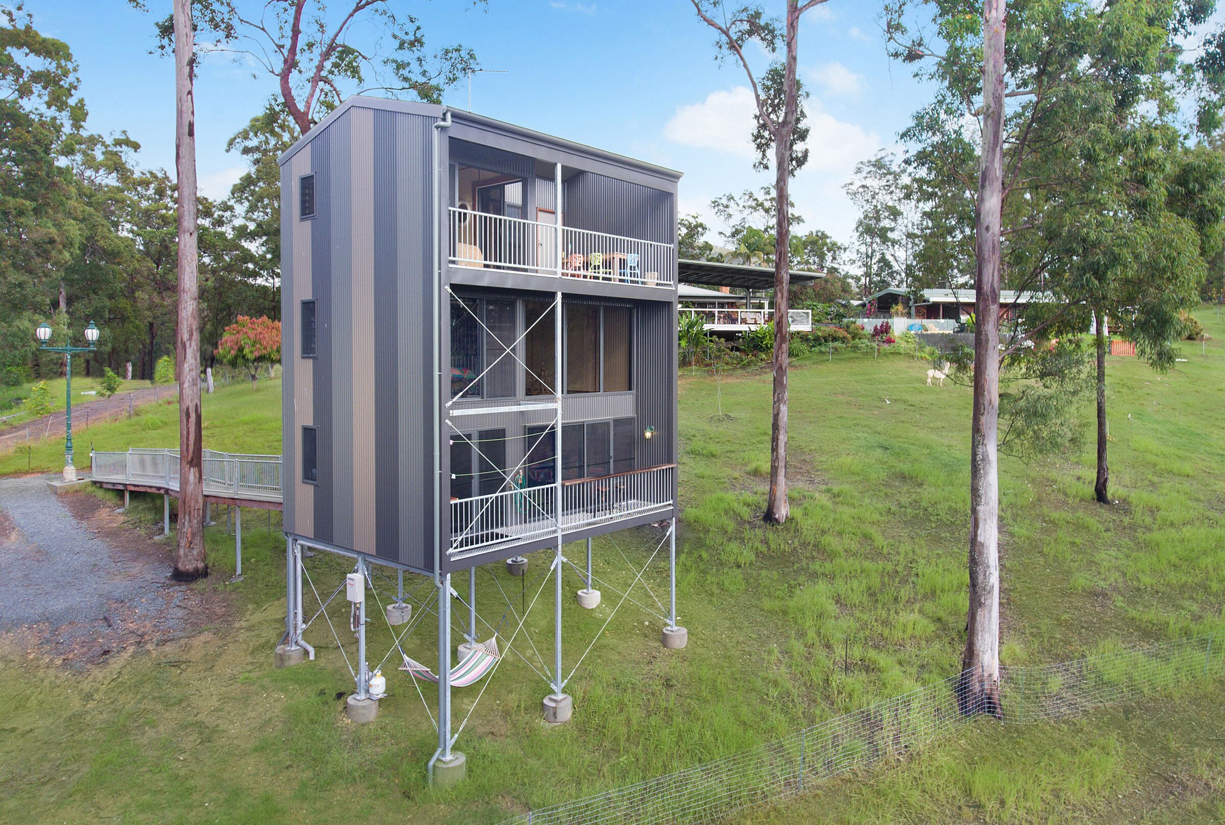 Tree House #1. Private, Stone Bath With Amazing Views to the Gold Coast.3levels