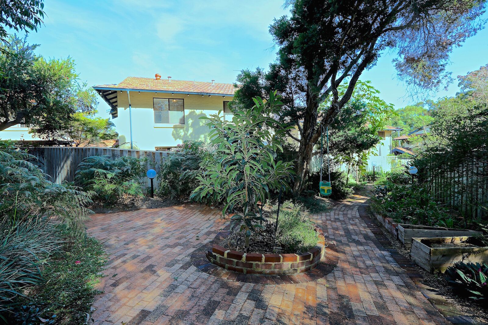 BEST LOCATION in Perth!  Free Wifi & Netflix Gorgeous Family friendly townhouse