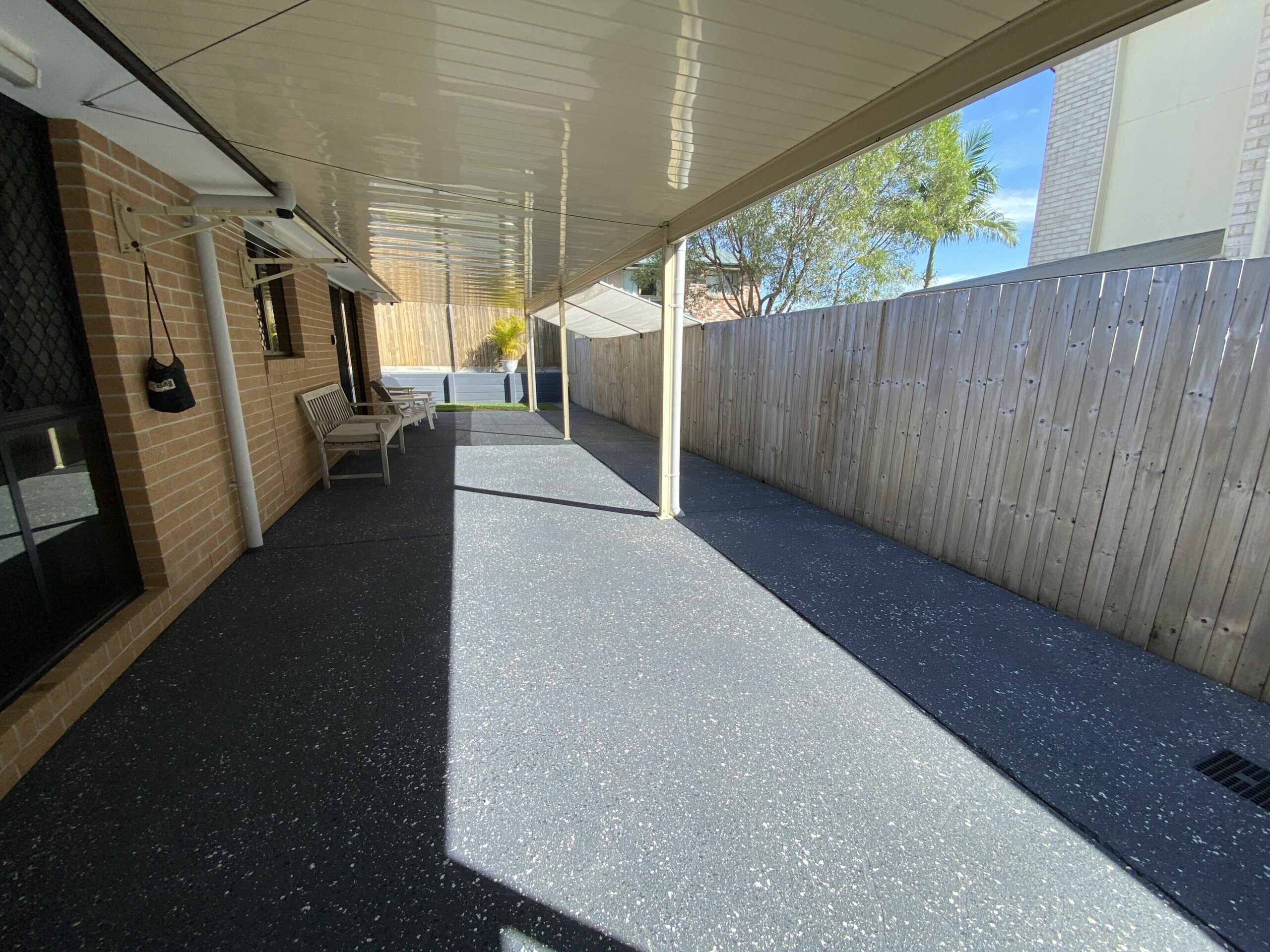 STYLISH RESIDENCE – LARGE PRIVATE YARD , CLOSE TO DREAMWORLD