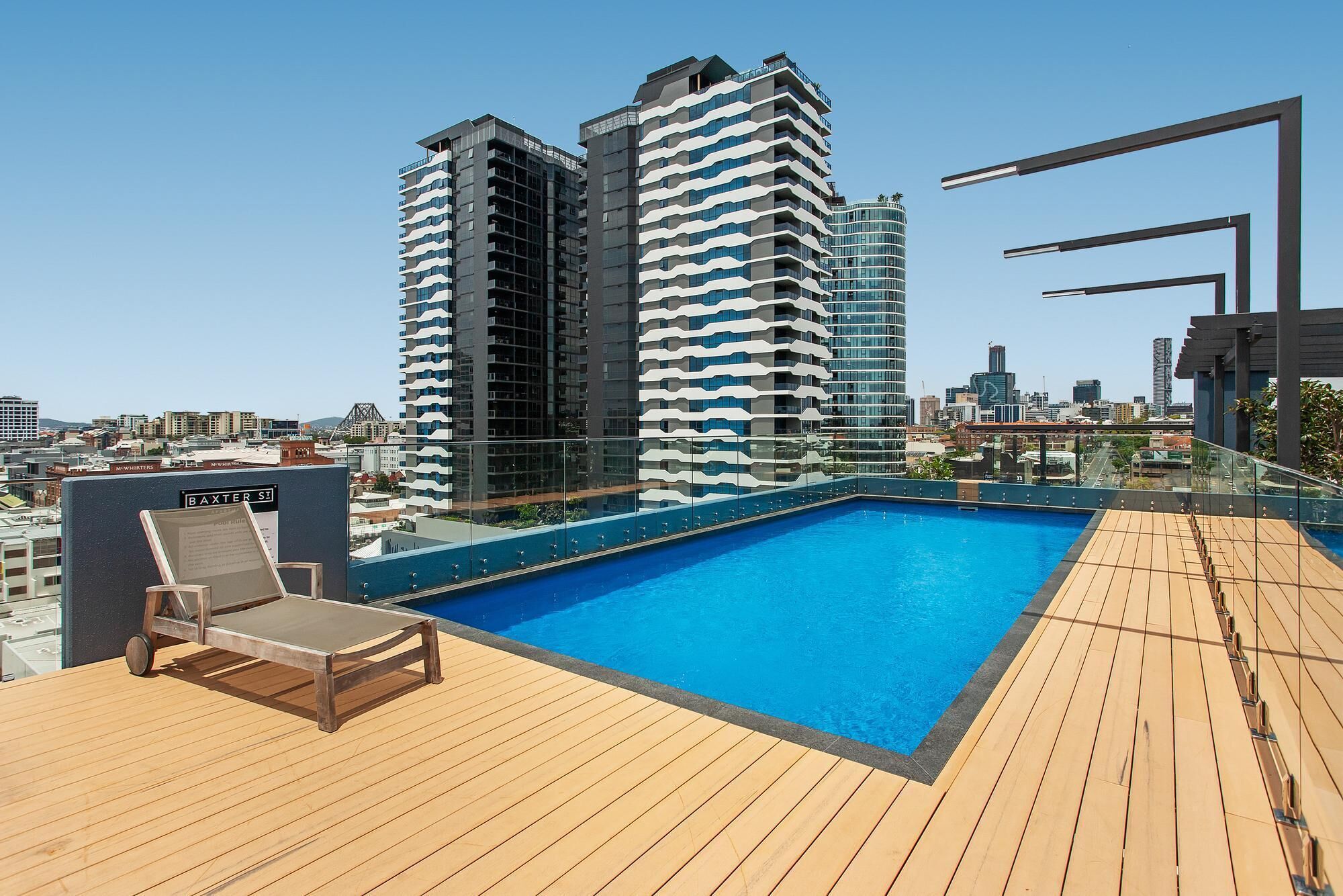 Rooftop Pool, BBQ and Gym at Chic Valley Apartment