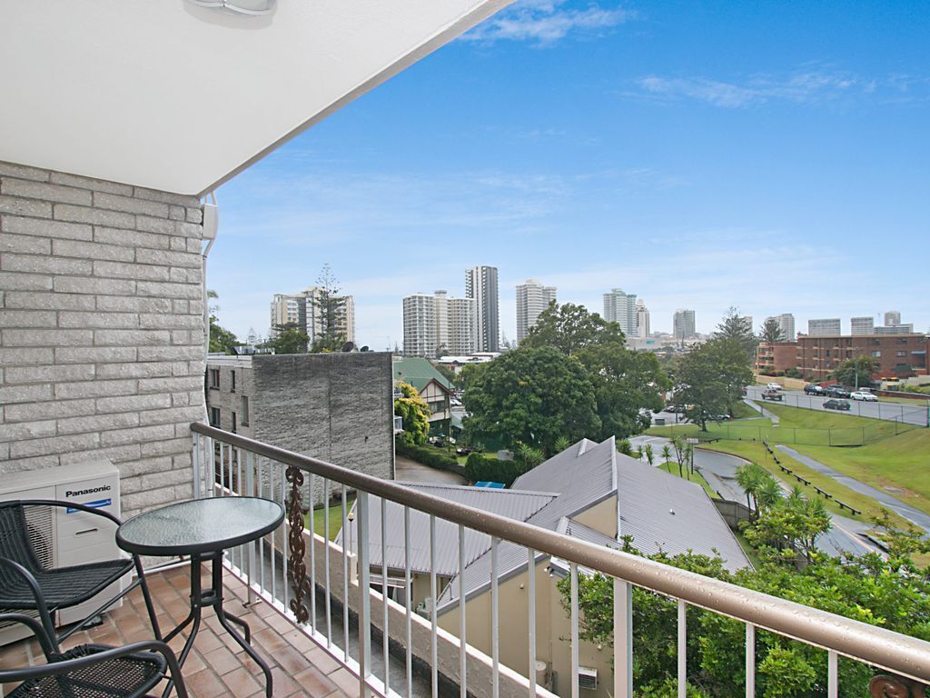 Skyline Unit 12- Located in central Coolangatta walking distance to beaches, shopping and restaurant