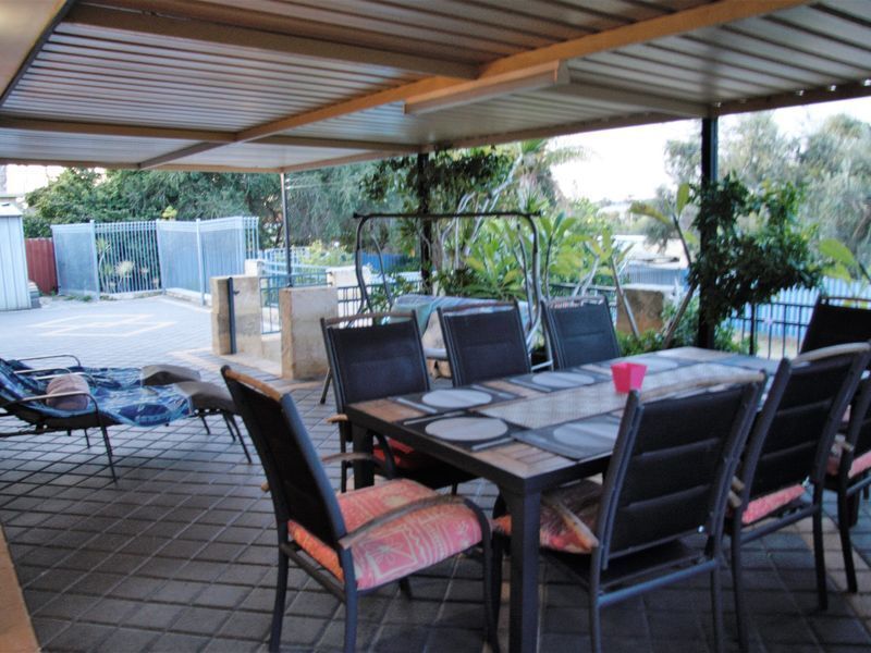 Lemon Tree Cottage - beautiful holiday home with pool near Hillary's, Perth