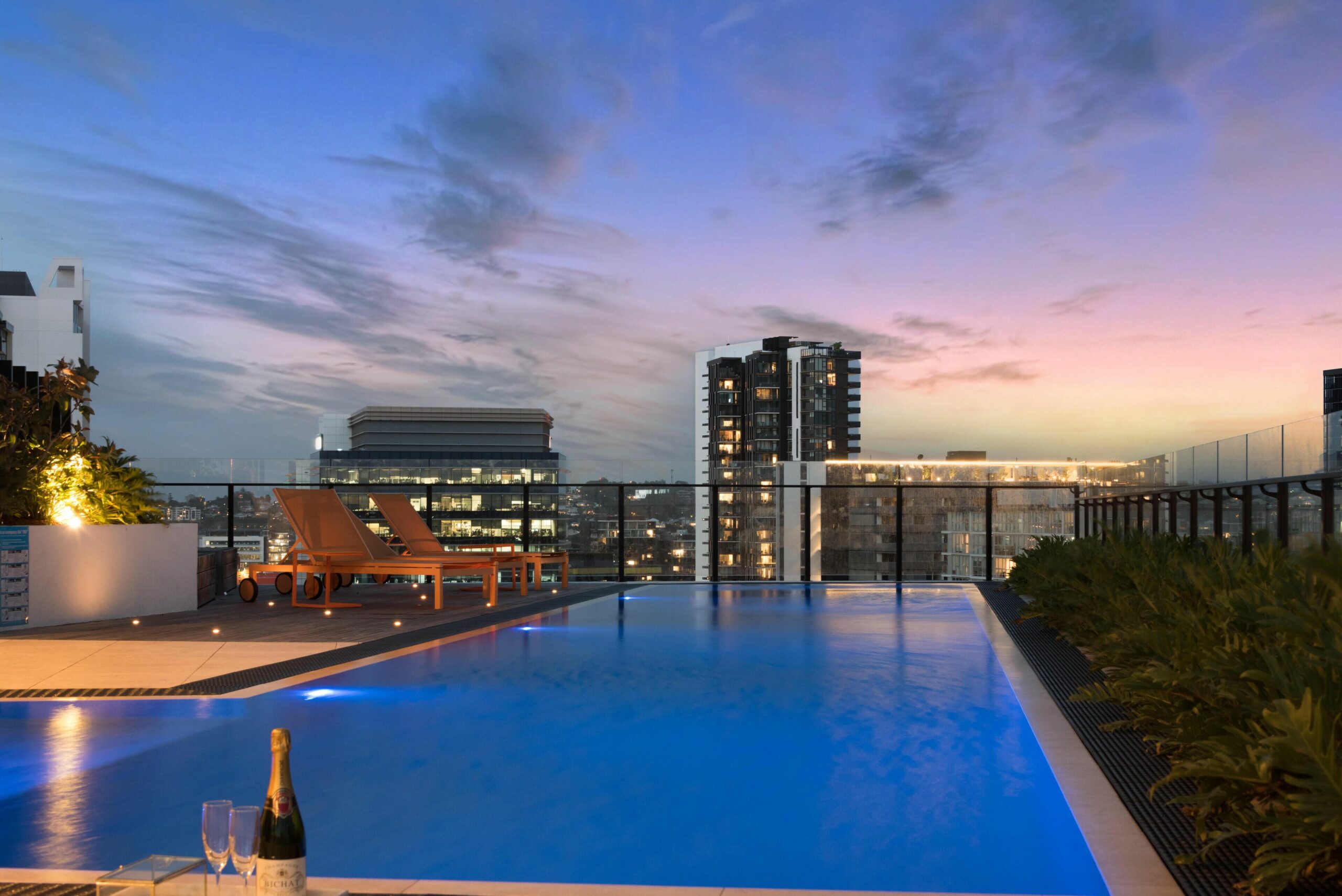 Luxury King Unit I ROOFTOP POOL + SAUNA