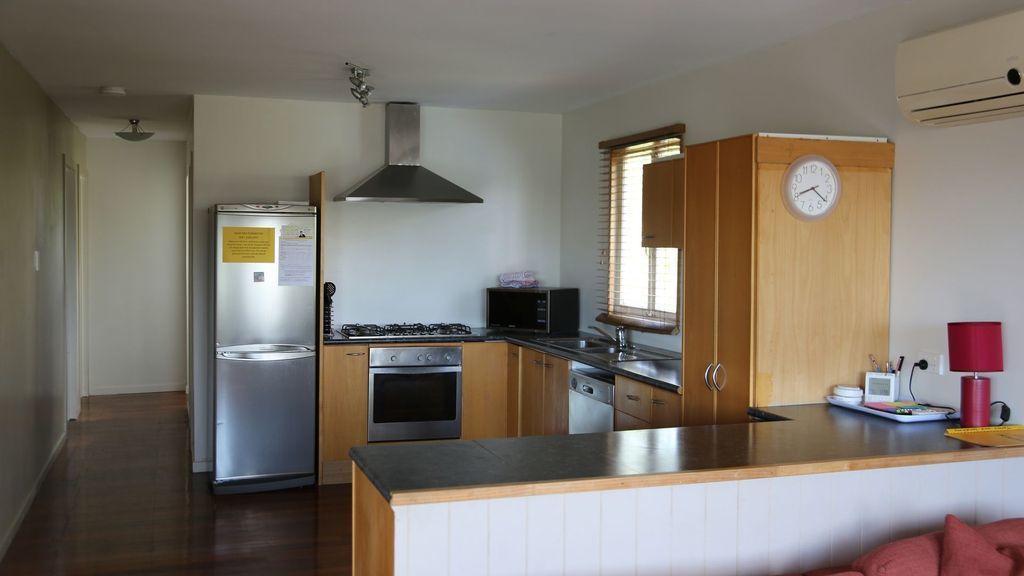 Fully-furnished, Family & Pet-friendly Home 100m the Water. Sleeps 12