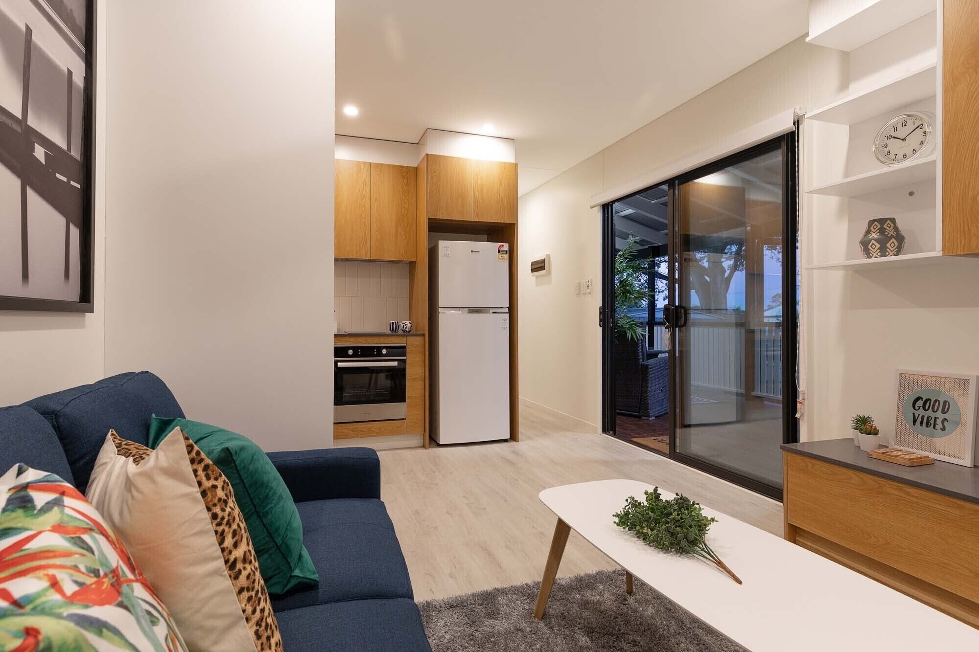 Soak up the Calm of this Creatively Modular Home / Shipping Container