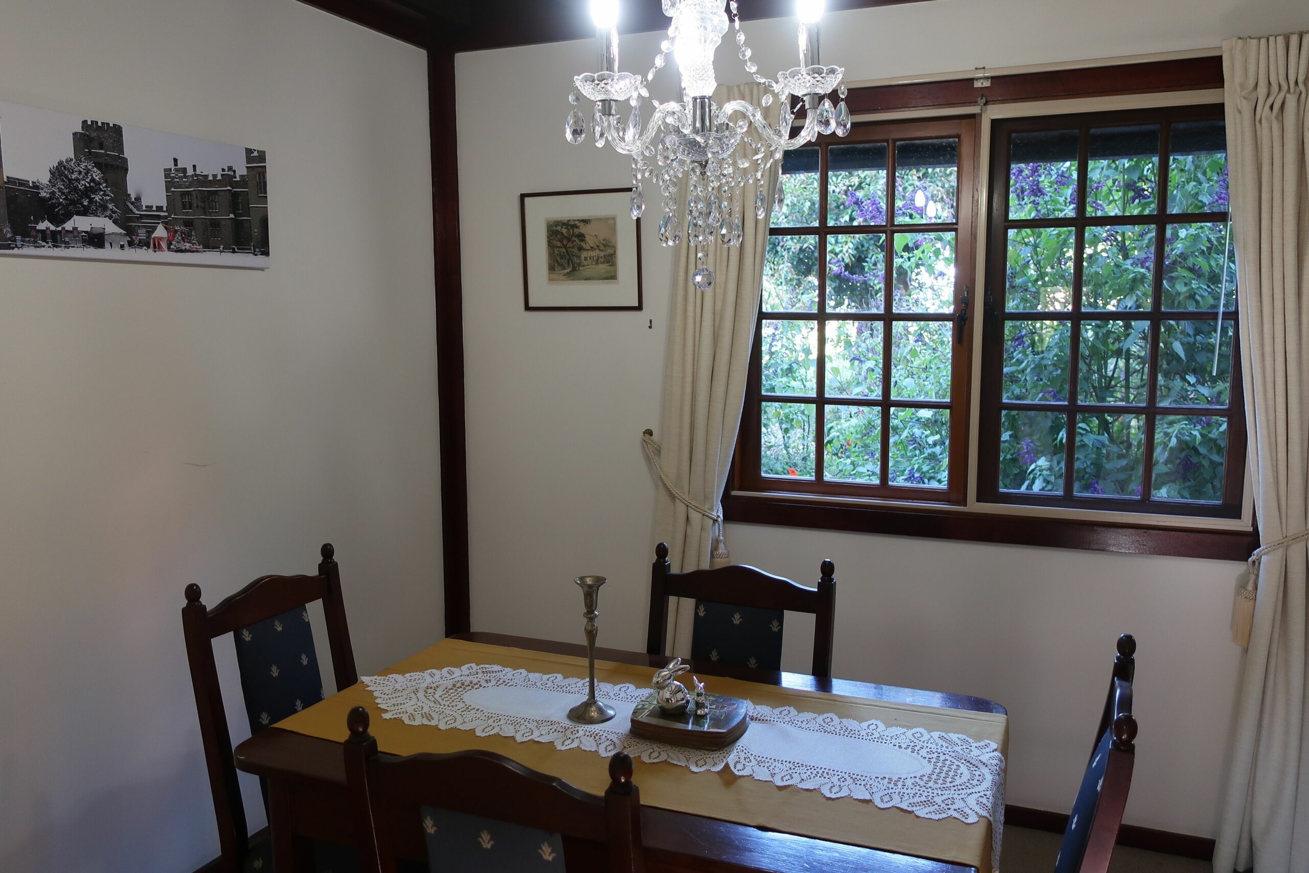 English Style Cottage 400m Walk From Gallery Walk!