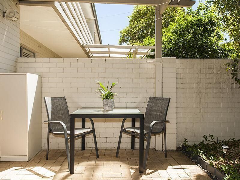 Stylish Modern Ground Floor Apartment With Courtyard - Near to Scgh & UWA