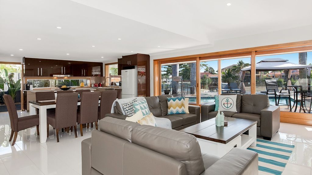 Luxury Waterfront Family Entertainer IN Broadbeach Waters