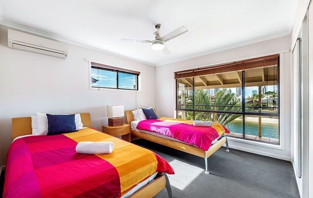 Broadbeach Holiday House - Waterfront - Walk to Broadbeach