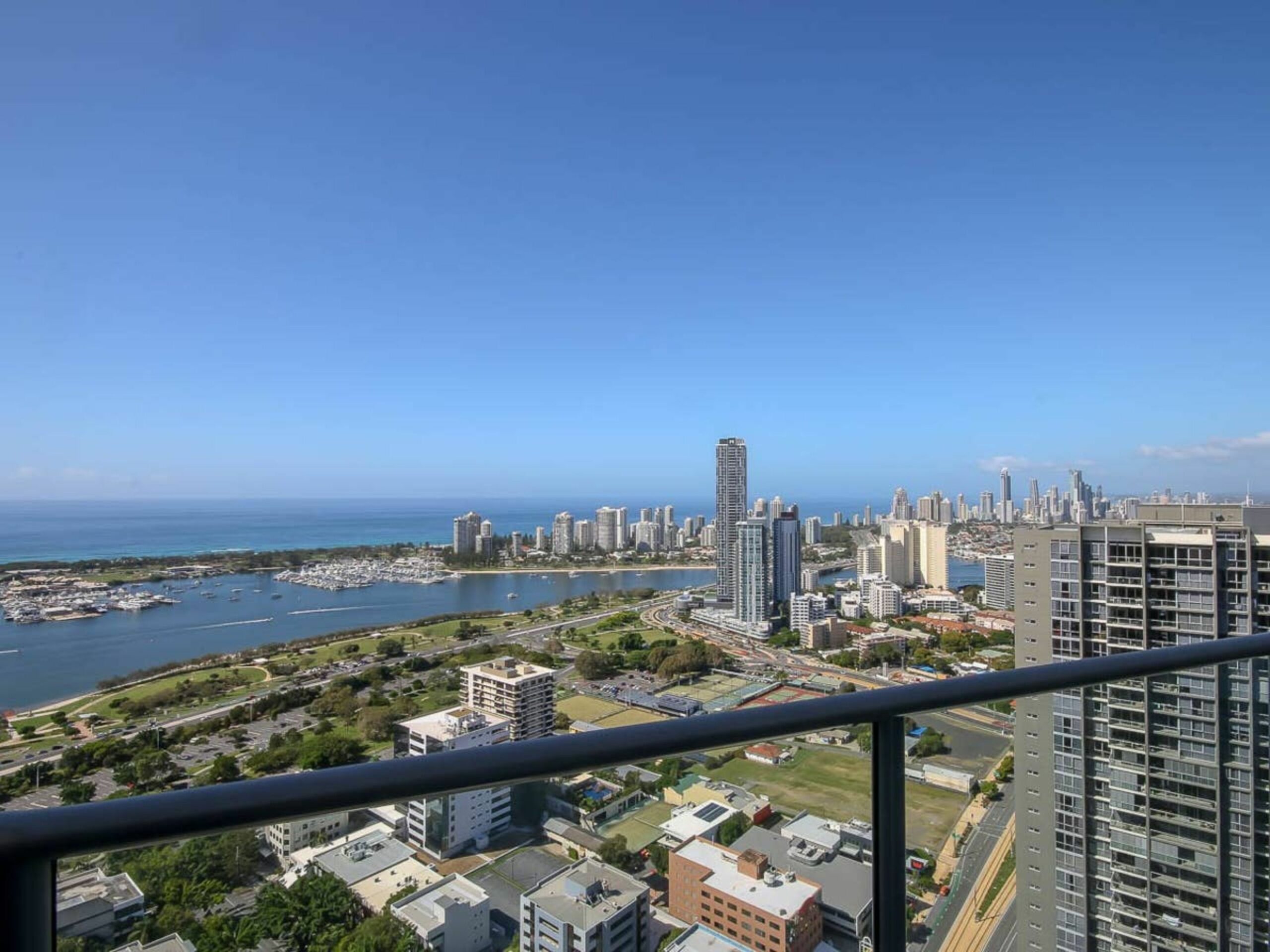 Stylish 3 Bedroom Apartment In Goldcoast