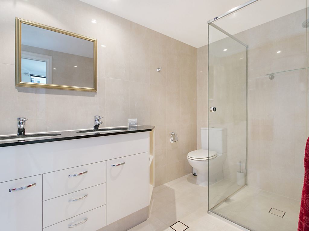 1/21 Petrie Street Within minutes walk you will enjoy the beautiful beaches of Rainbow Bay, Snapper