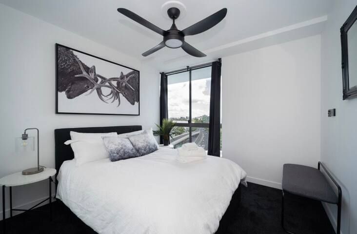 Stylish 3 Bedroom CBD River & City Views Free Spasaunapoolwifinetflix