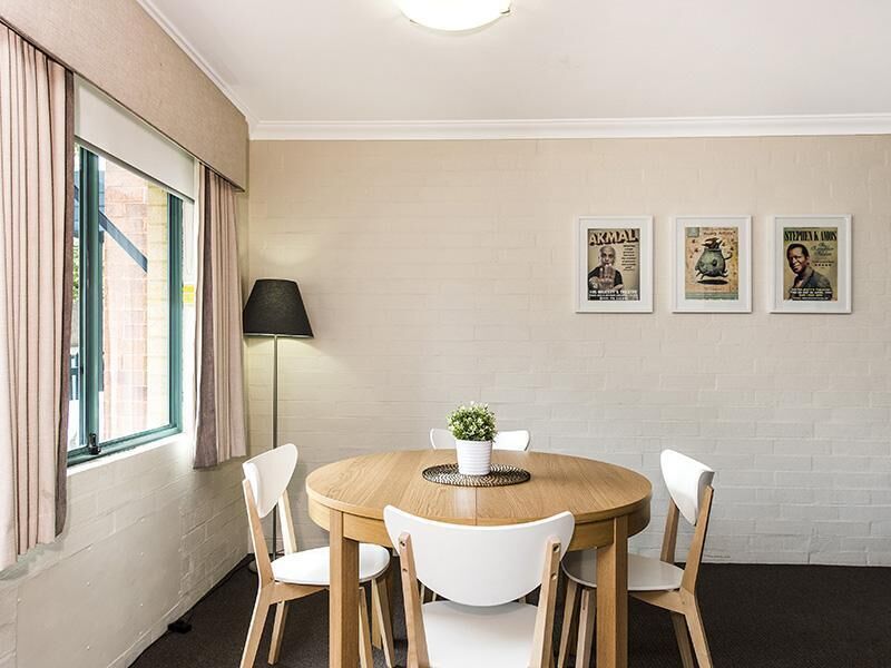 Subiaco Village With Pool, BBQ & spa - Free Parking and Wifi - two Bedroom