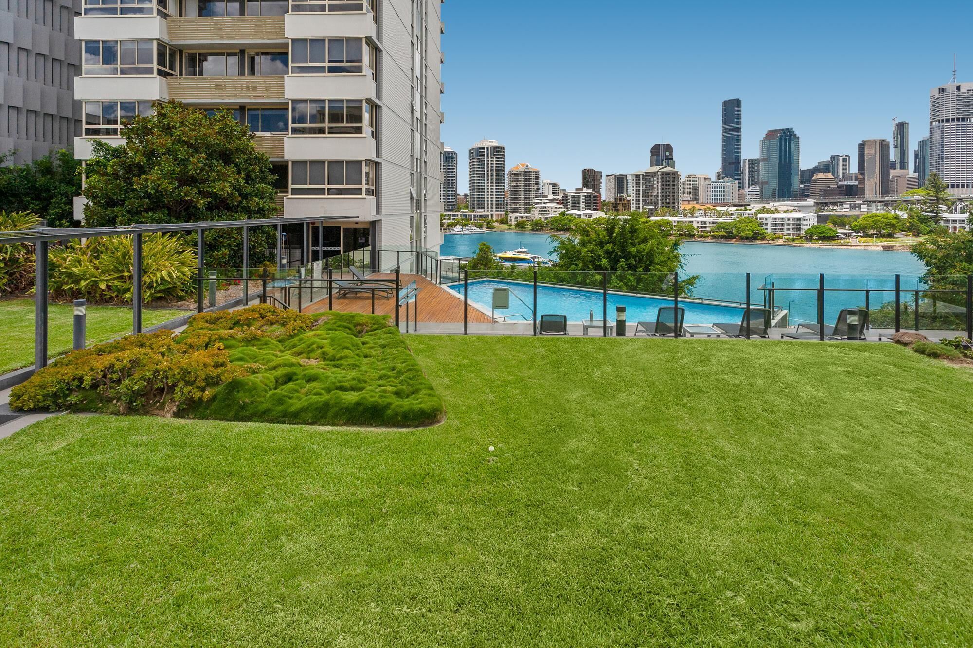 Riverside Studio With Pool, Gym and Parking Near CBD