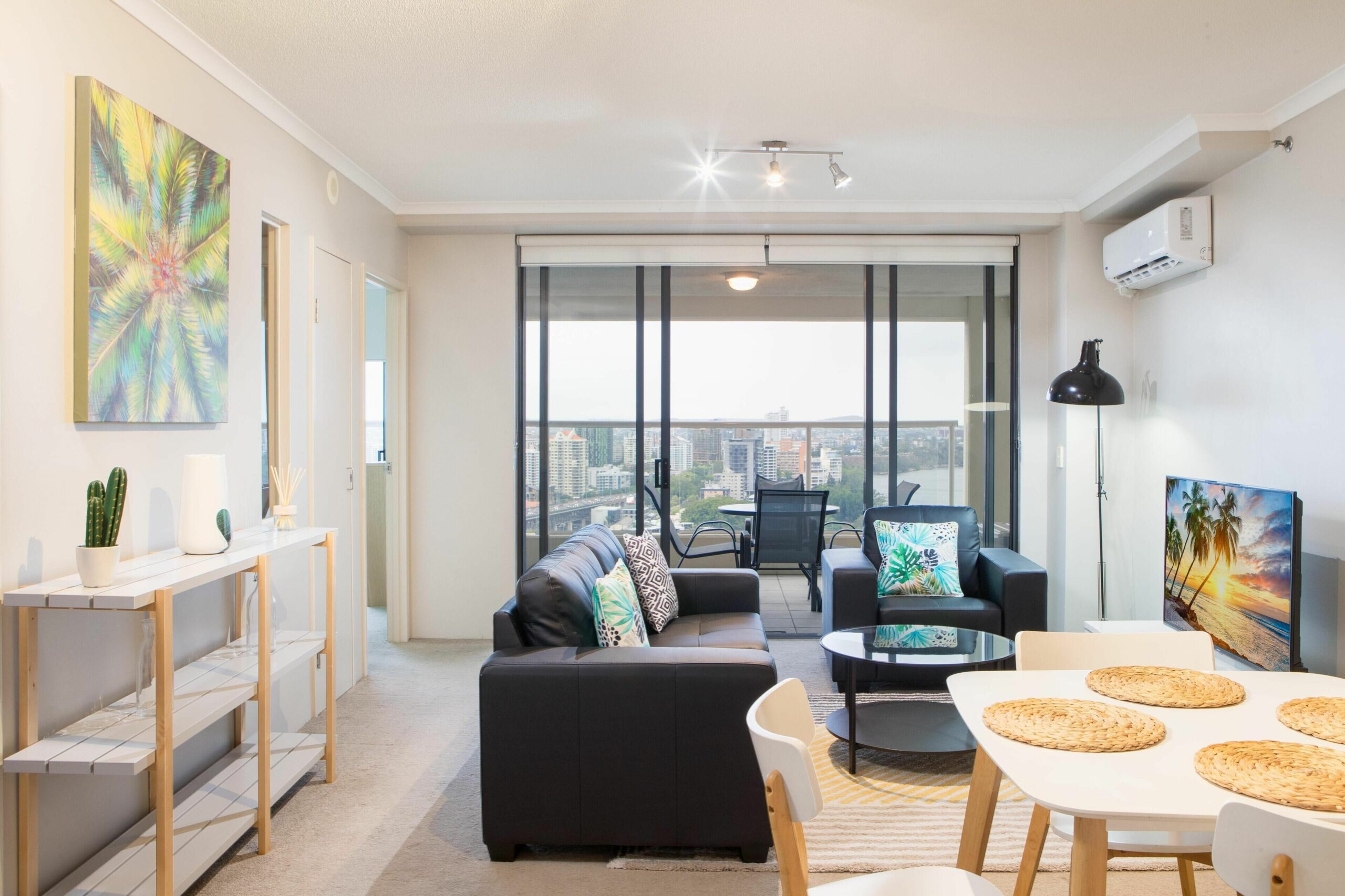 1 Bedroom + Study - Absolute Waterfront Views of Brisbane River/storey Bridge and CBD Skyline