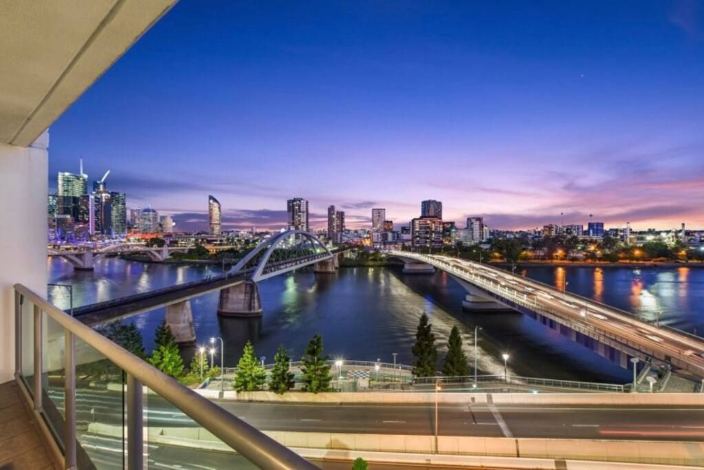 Stylish 3 Bedroom CBD River & City Views Free Spasaunapoolwifinetflix