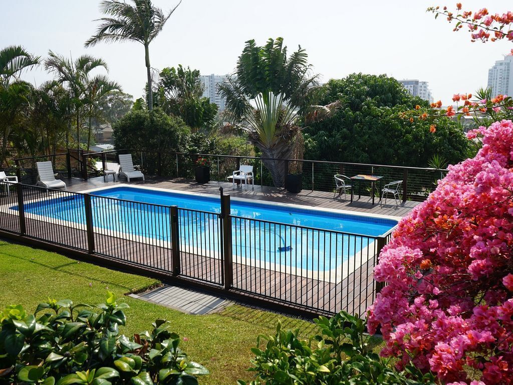 Spacious Broadwater Family Home, Huge Pool & Fantastic Views