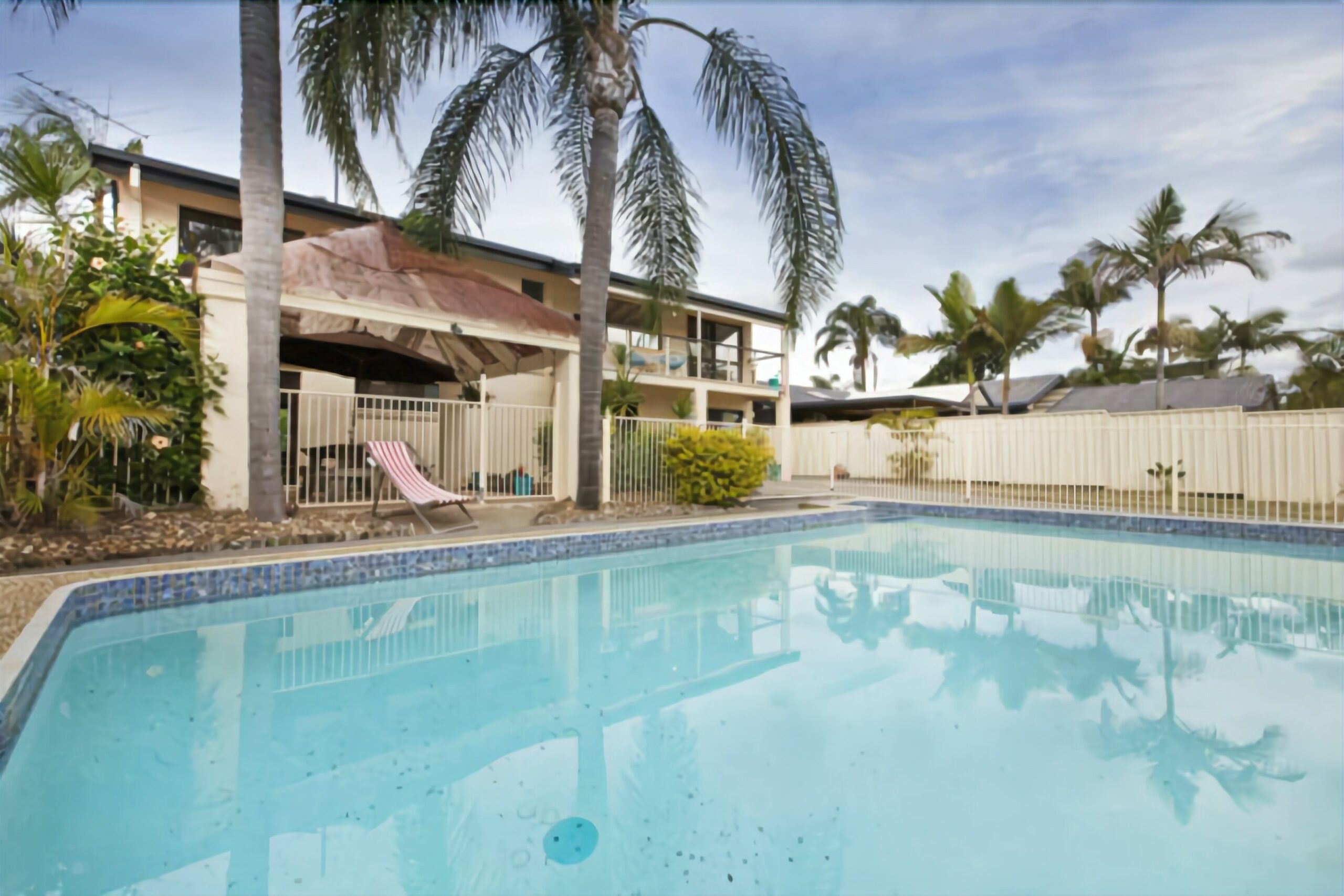 Broadbeach Holiday House - Waterfront - Walk to Broadbeach