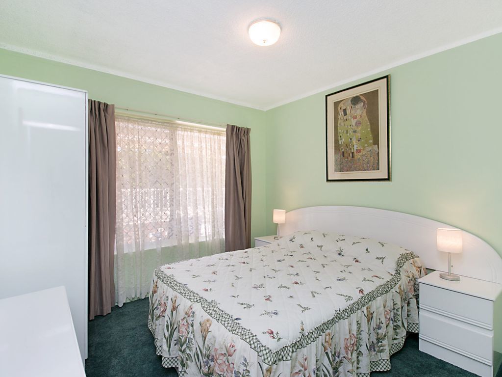 Pinnacle Unit 3- Three bedroom apartment walking distance to shops, cafes and Coolangatta beach