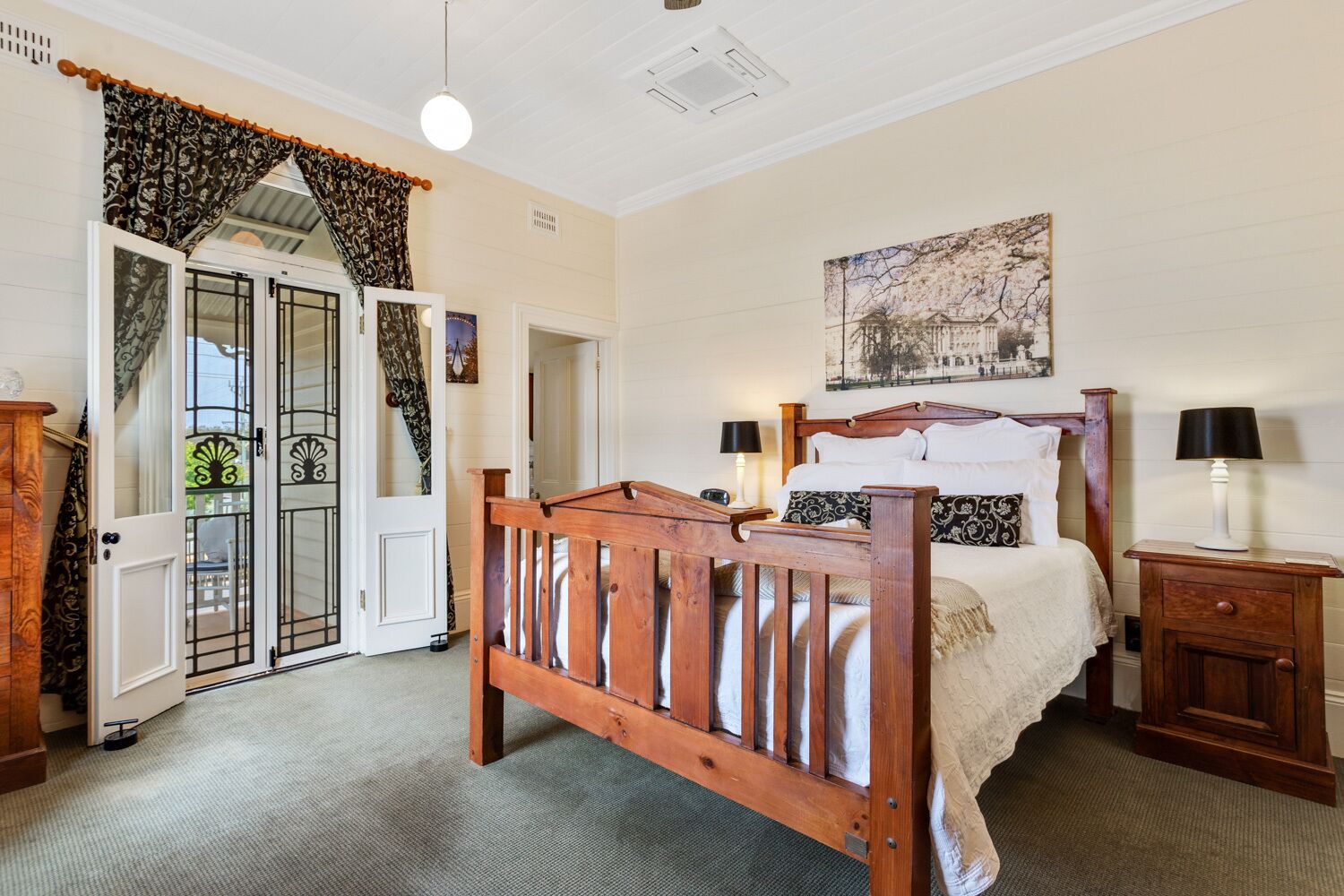 Historic house across from Riverfront , Gateway to Byron Bay & surrounding areas