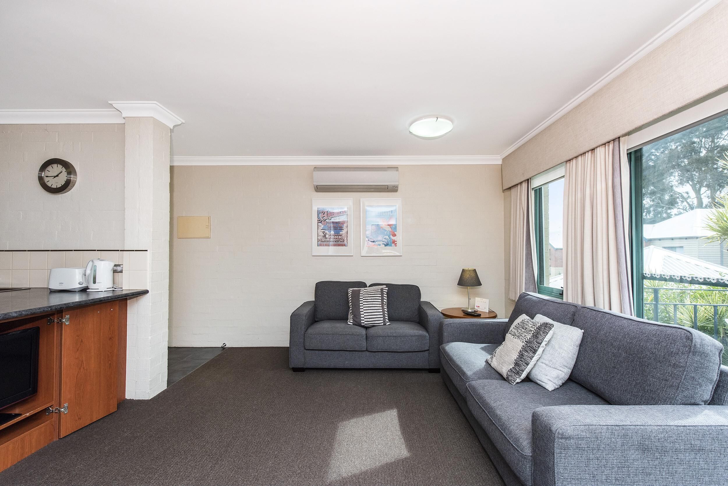 Subiaco Village With Pool, BBQ & spa - Free Parking and Wifi - two Bedroom