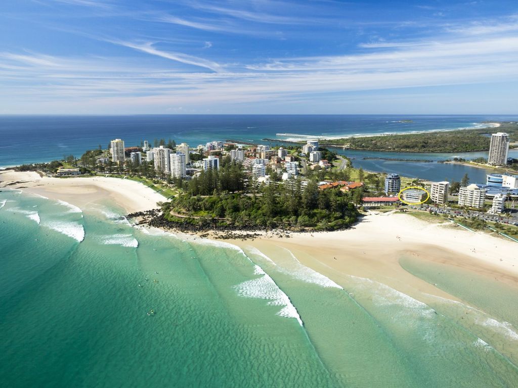 Beach Lodge Unit 9 Beachfront unit in  Coolangatta with balcony with ocean views.