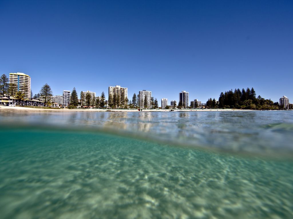 Rainbow Pacific Unit 2- Beachfront unit right on Rainbow Bay Beach in Coolangatta