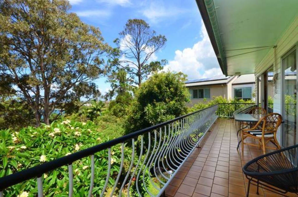 A House With a View and a Seabreeze - a Home in the Trees Where the Birds Sing!