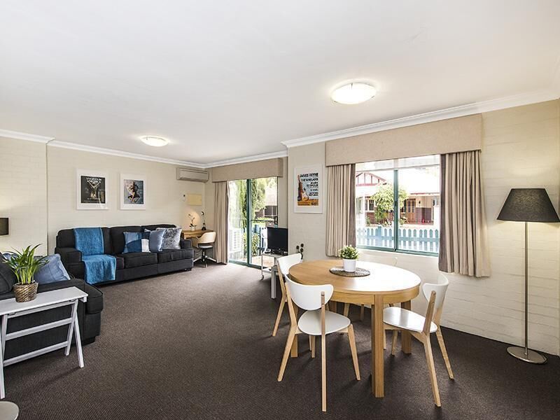 Subiaco Village With Pool, BBQ & spa - Free Parking and Wifi - two Bedroom