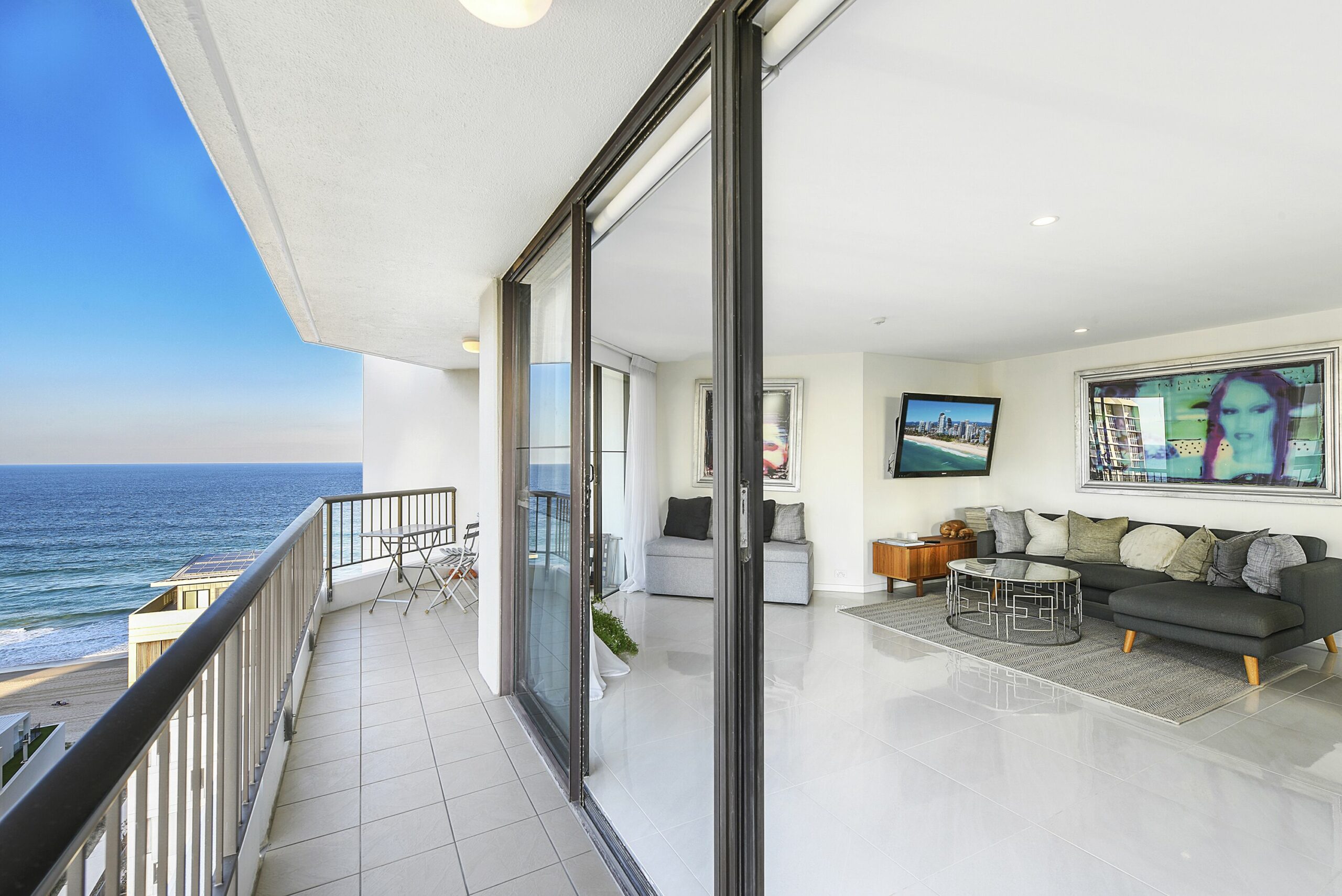 Luxurious Beach Apartment with Ocean Views and a Fantastic Location