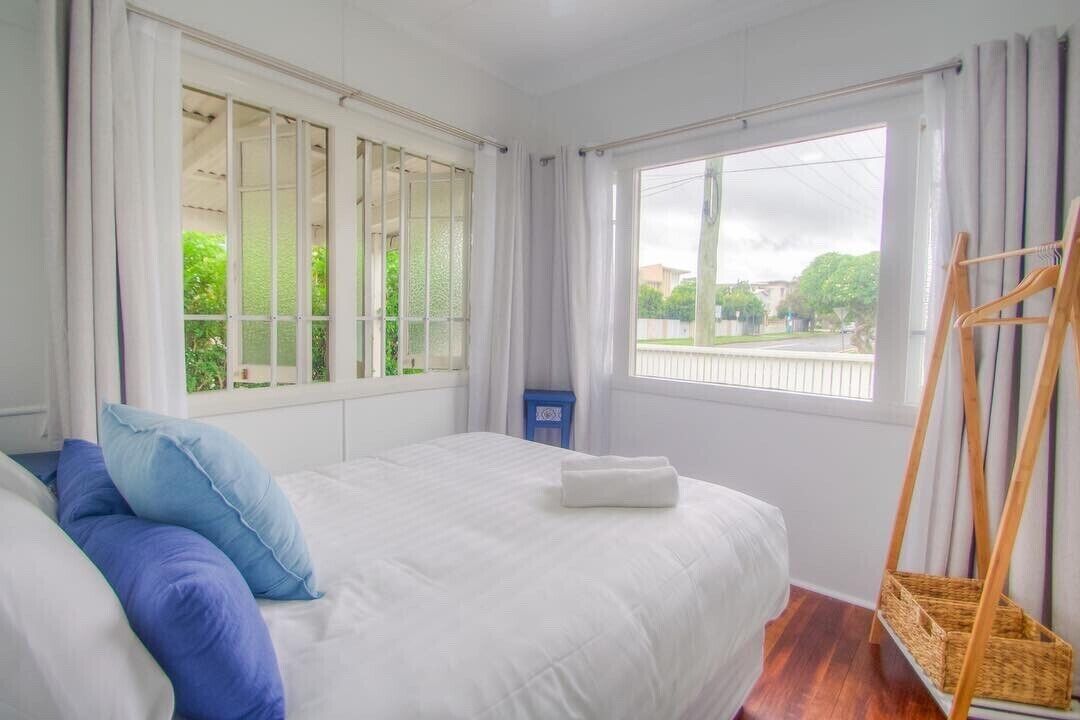 Pet Friendly Gold Coast Broadwater Cottage, Australia Australian