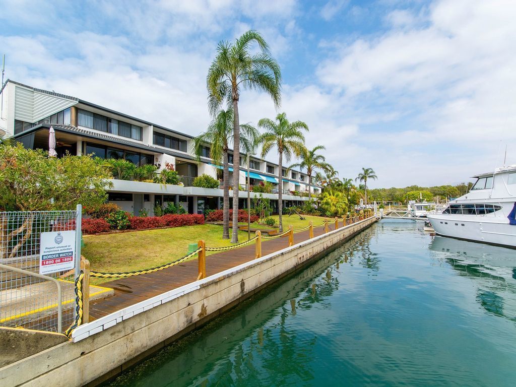 Fantastic 1st Floor Unit Over Looking Sandstone Point Marina