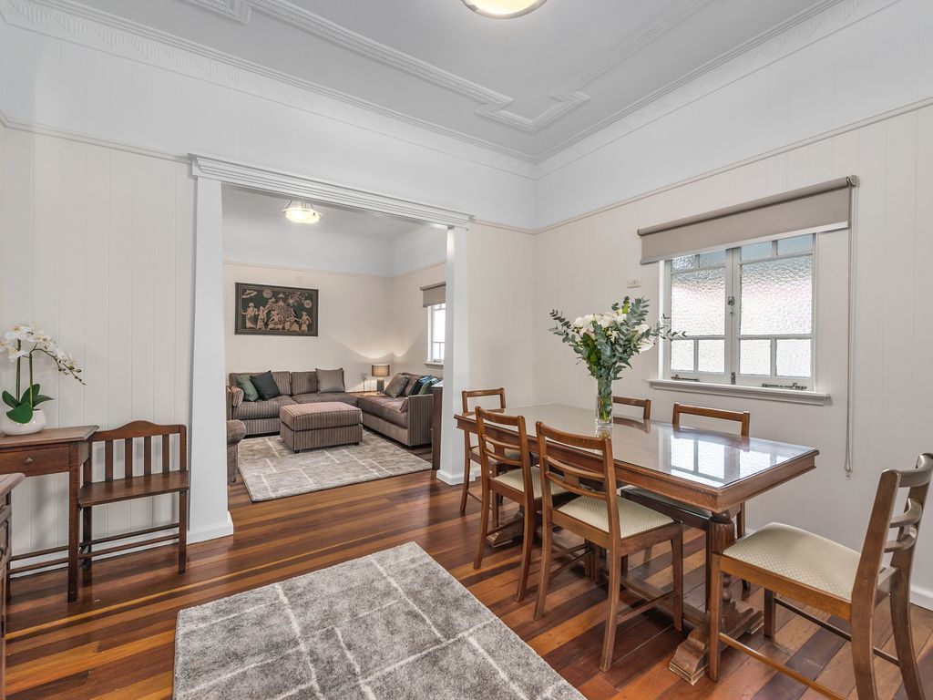 Classic Queenslander ~ 2 Bed / 2 Bath / 2 Car / Pool ~ Toowong