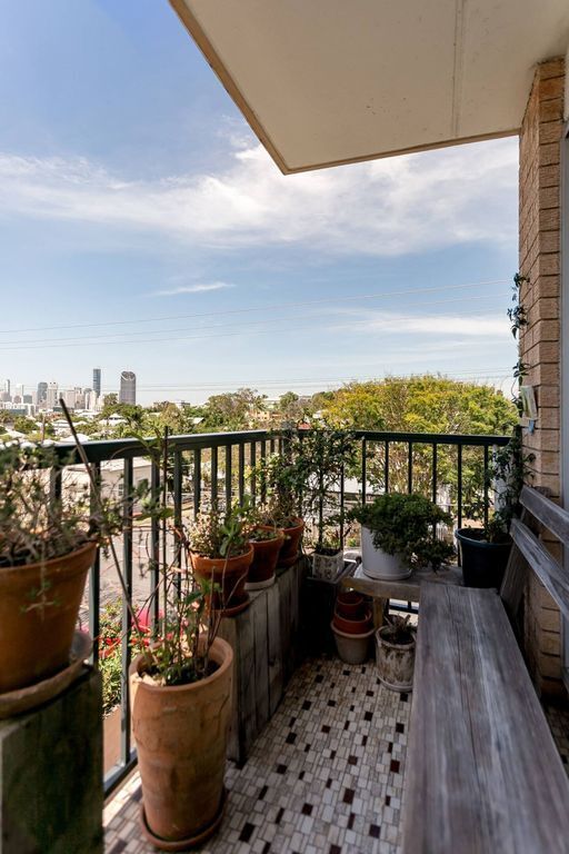 Re-imagined Urban Flat With Skyline View Balcony