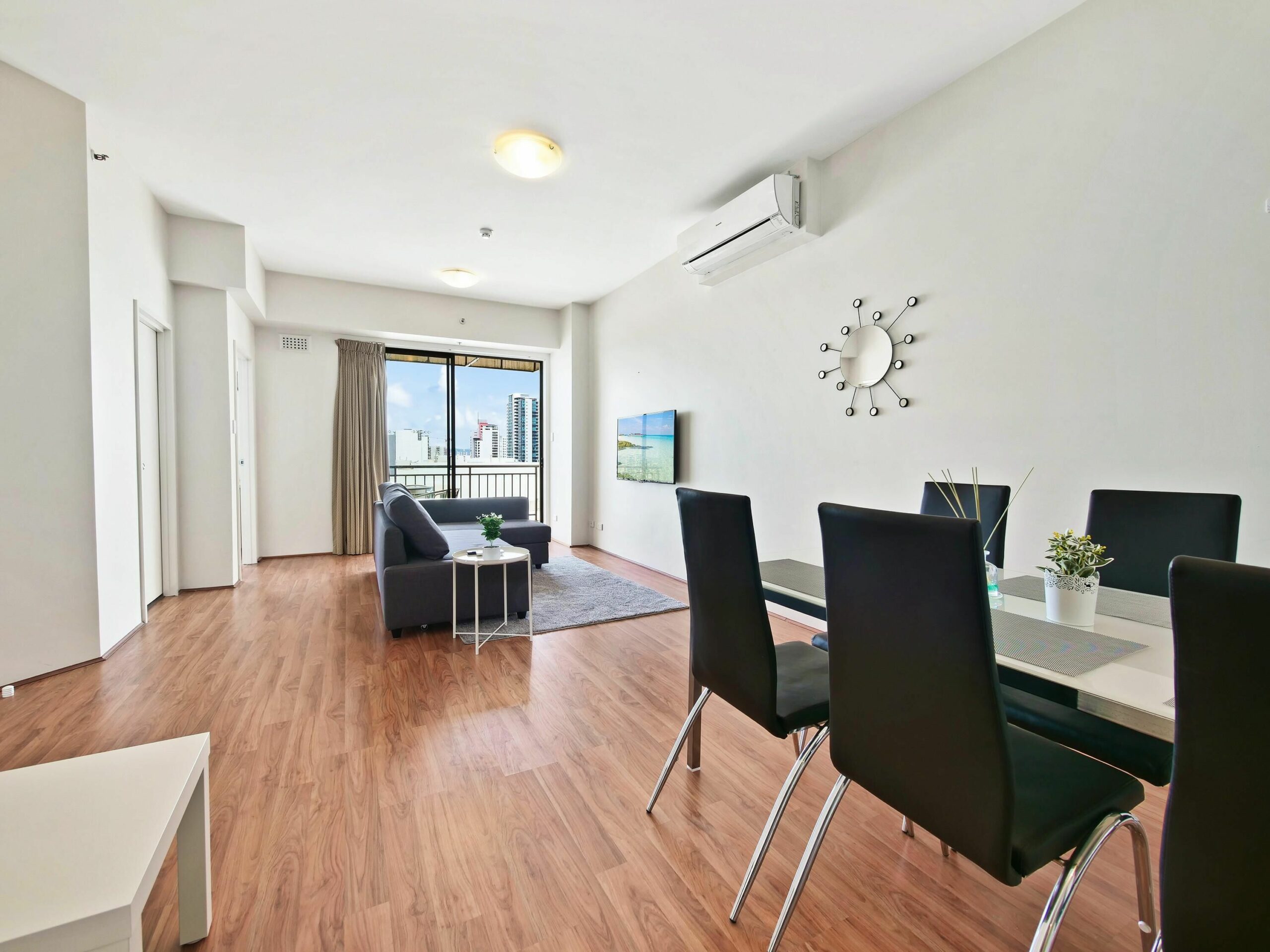 Two Bedroom Penthouse - Top Floor Two Bedroom Apartment With 1 Queen and 2 Singles