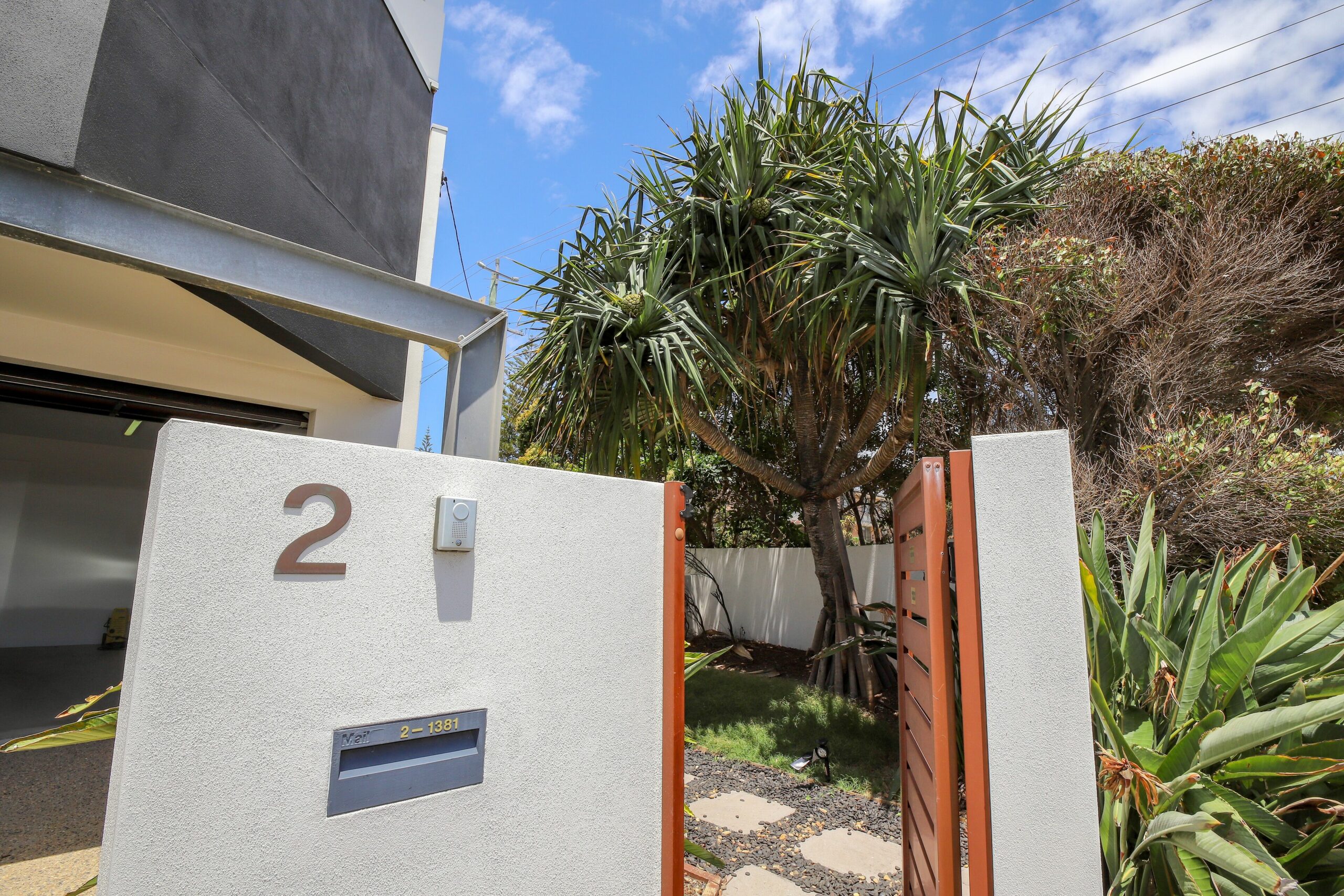 Luxe Beachside Villa, 50 Steps to Sand Between Tallebudgera & Currumbin Creeks