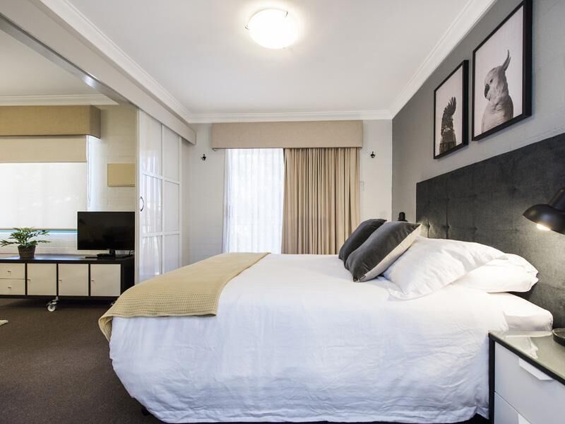 Subiaco Village With Pool, BBQ & spa - Free Parking and Wifi - one Bedroom