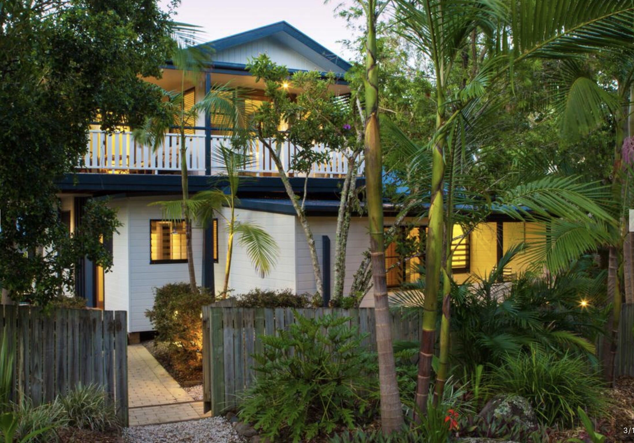 Across the road from Belongil Beach- Cavvanbah Beach House