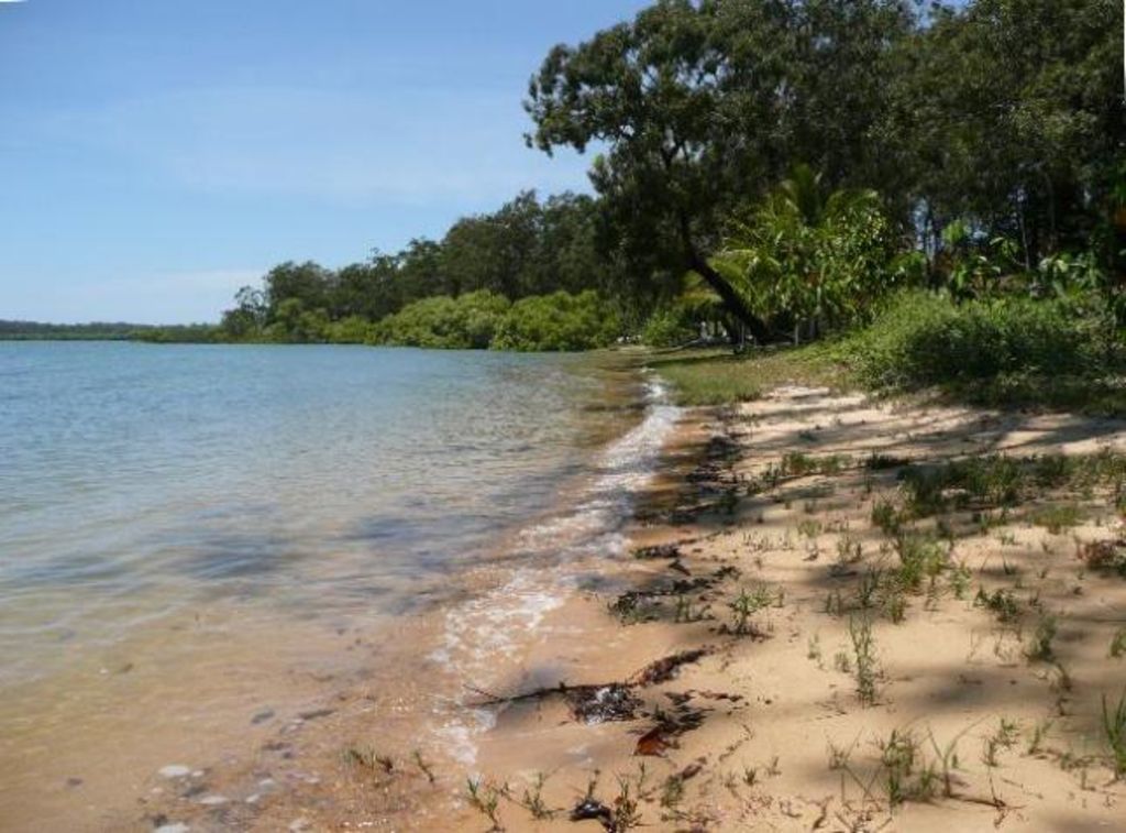 Macleay Island Luxurious Beachfront Apartment, Pool, Canoe, Bikes, Fishing, Golf