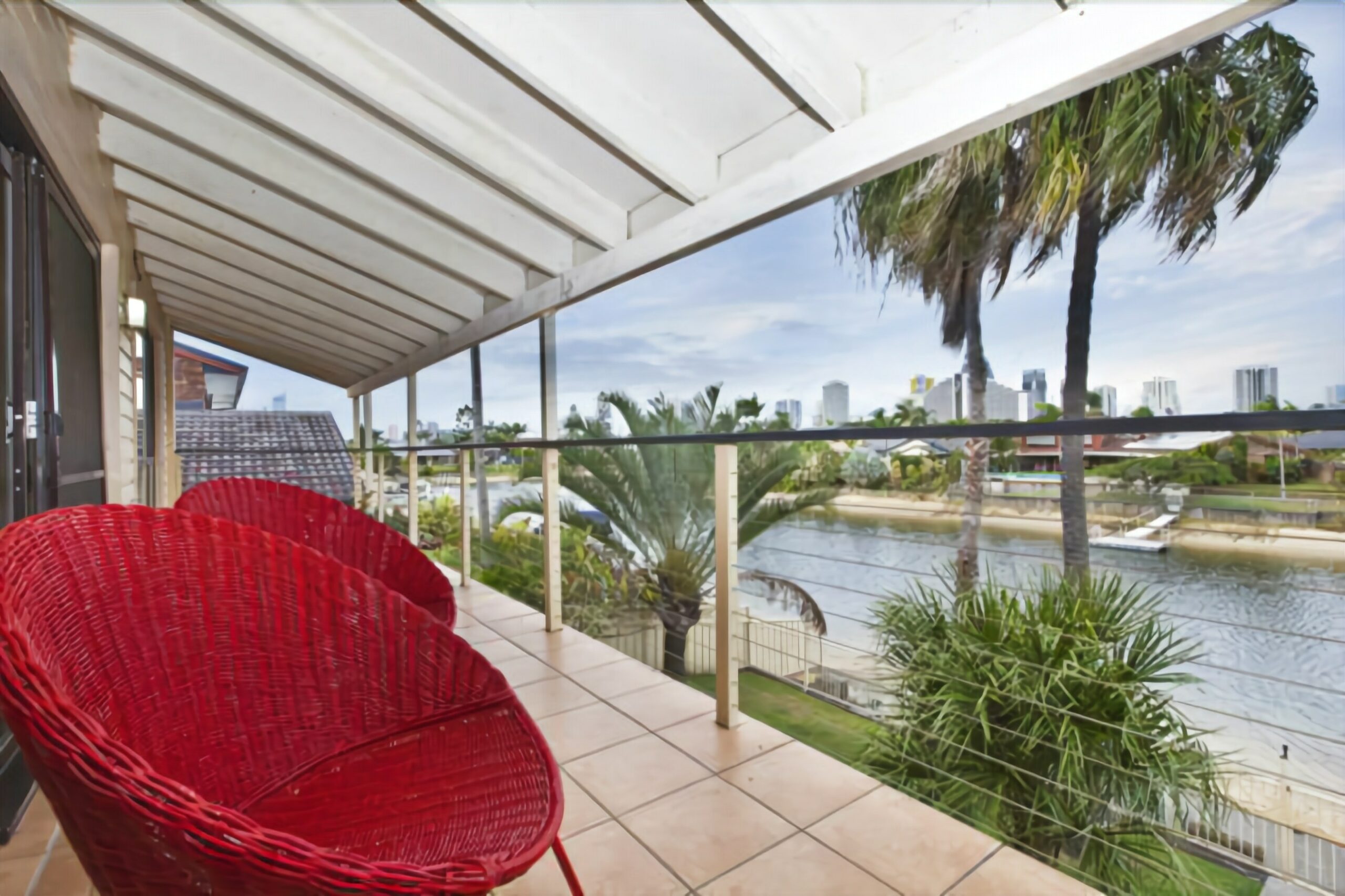 Broadbeach Holiday House - Waterfront - Walk to Broadbeach