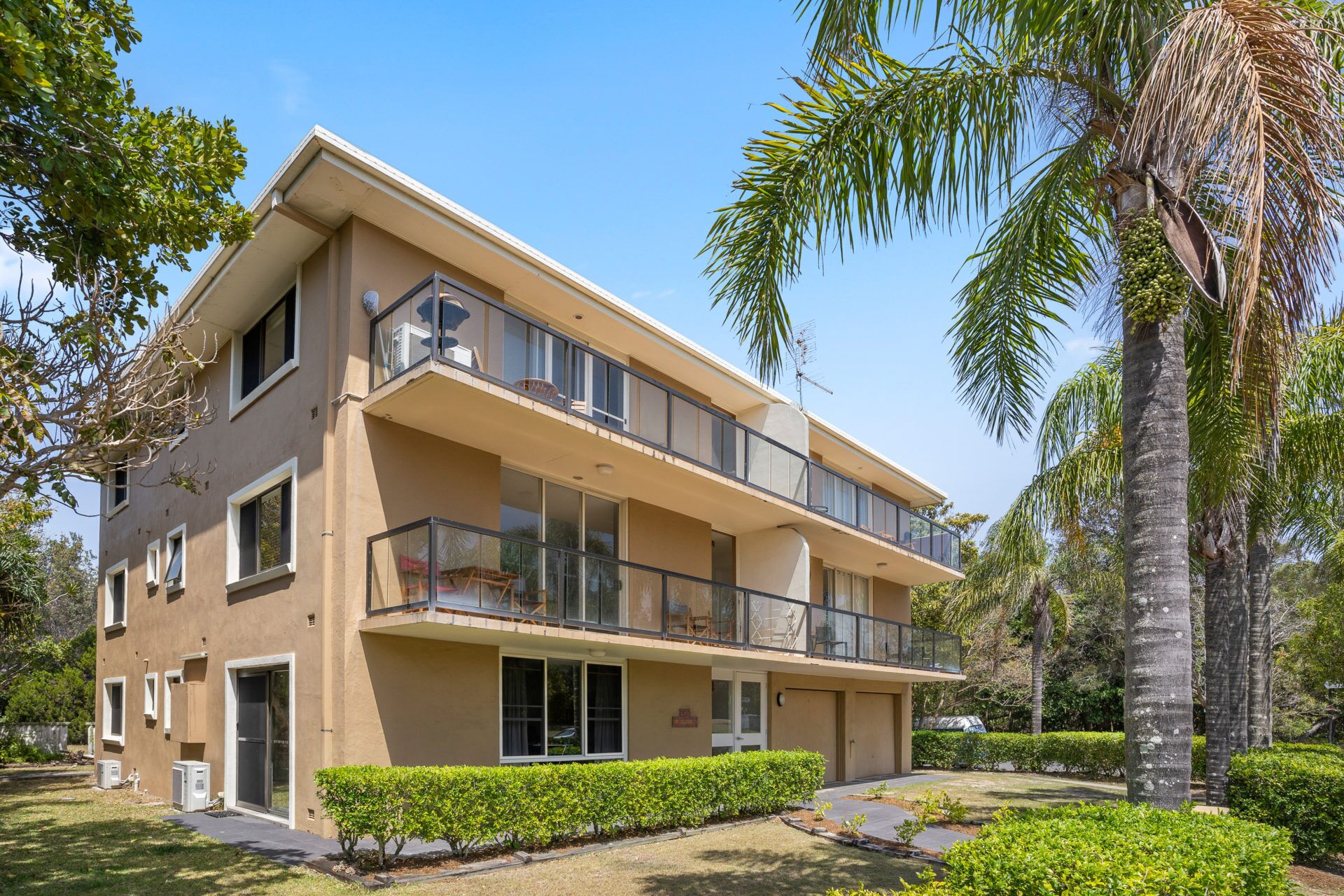 2/56 Lawson Street@clarkes Beach