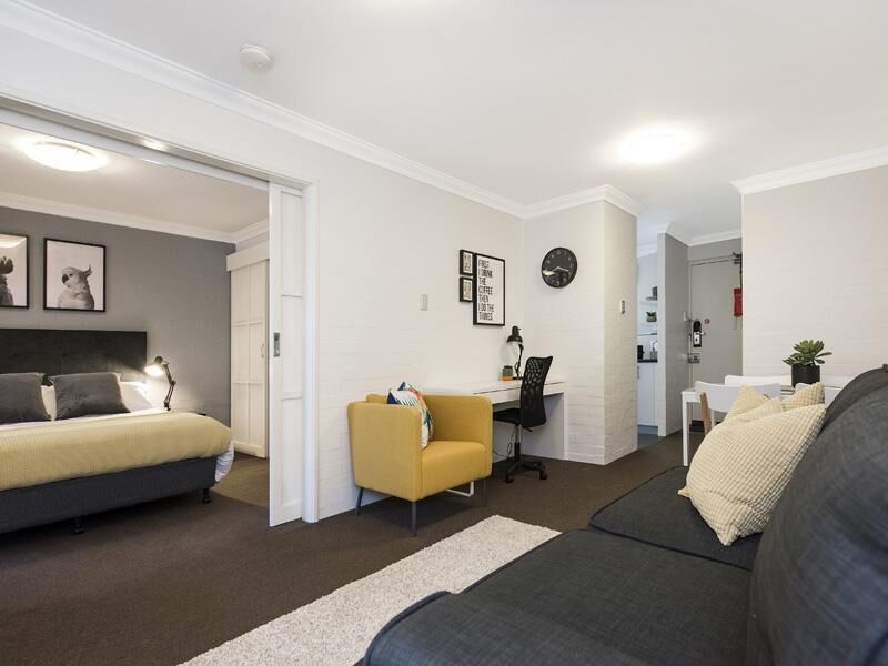 Subiaco Village With Pool, BBQ & spa - Free Parking and Wifi - one Bedroom