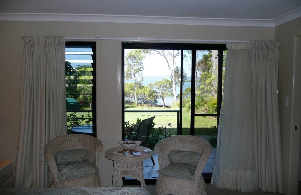 Macleay Island Luxurious Beachfront Apartment, Pool, Canoe, Bikes, Fishing, Golf