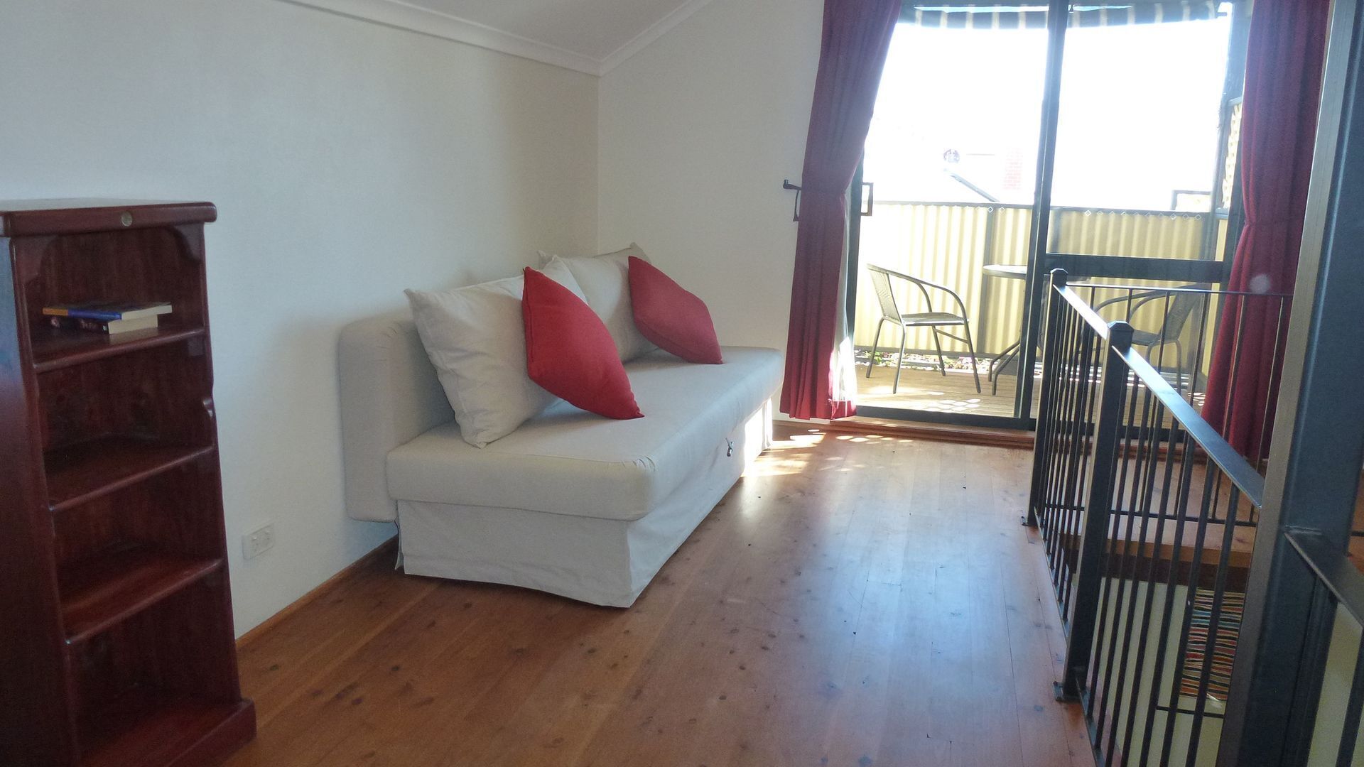 Funky Large one bed Apartment With Balcony and Great Outdoor Dinning