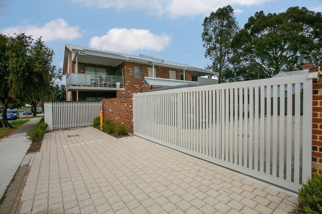 Perfect 2 Bed Apartment With Tree Views