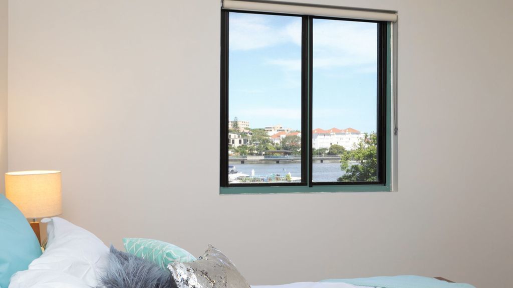 30% long stay discount. Riverfront home close to Bris CBD & amenities