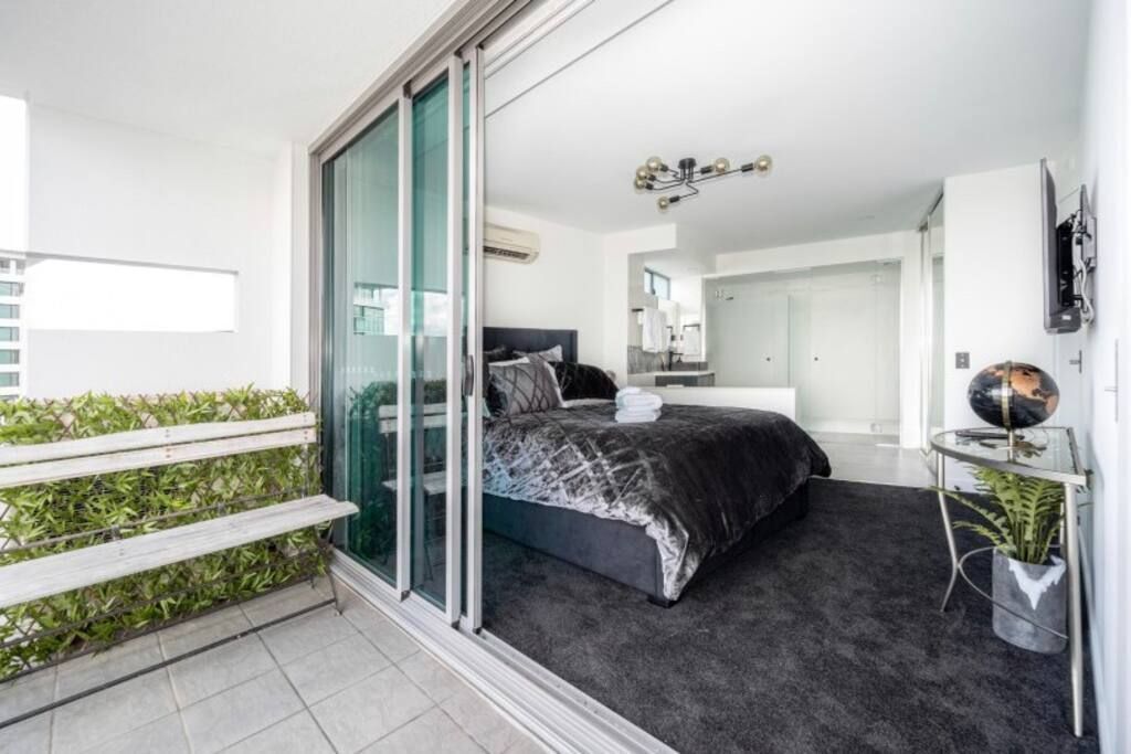 Stylish 3 Bedroom CBD River & City Views Free Spasaunapoolwifinetflix