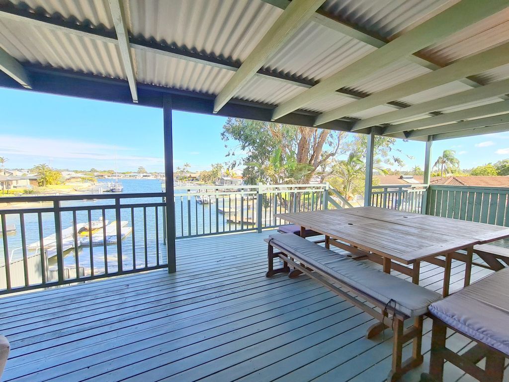 5 Westringia Place - Wonderful Waterfront Home